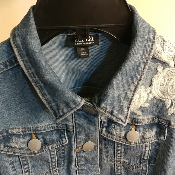 Distressed Jean Vest - Picture 2 of 11